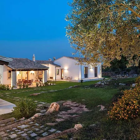Villa Contrada Casazza - Gruppilli Sleeps 6 Pool *
